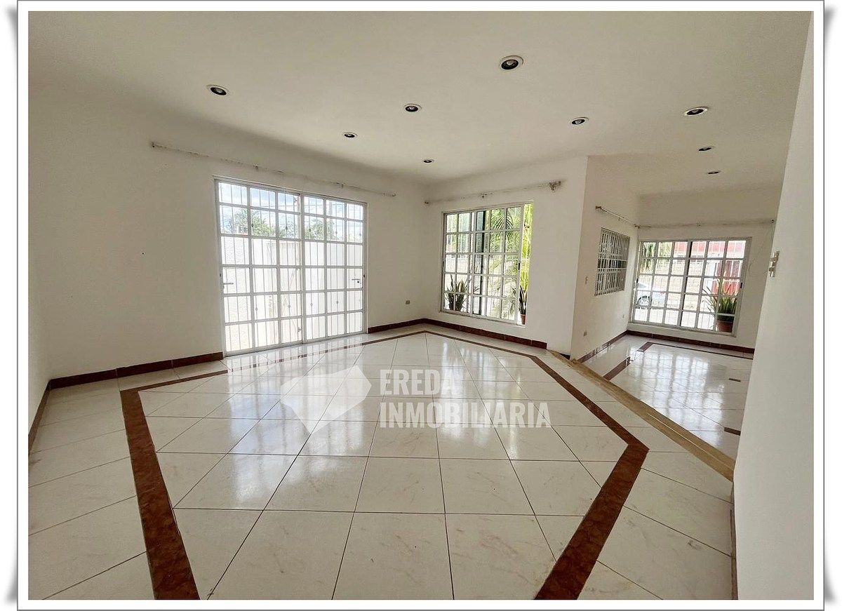 11 of 11: Amplio espacio de comedor