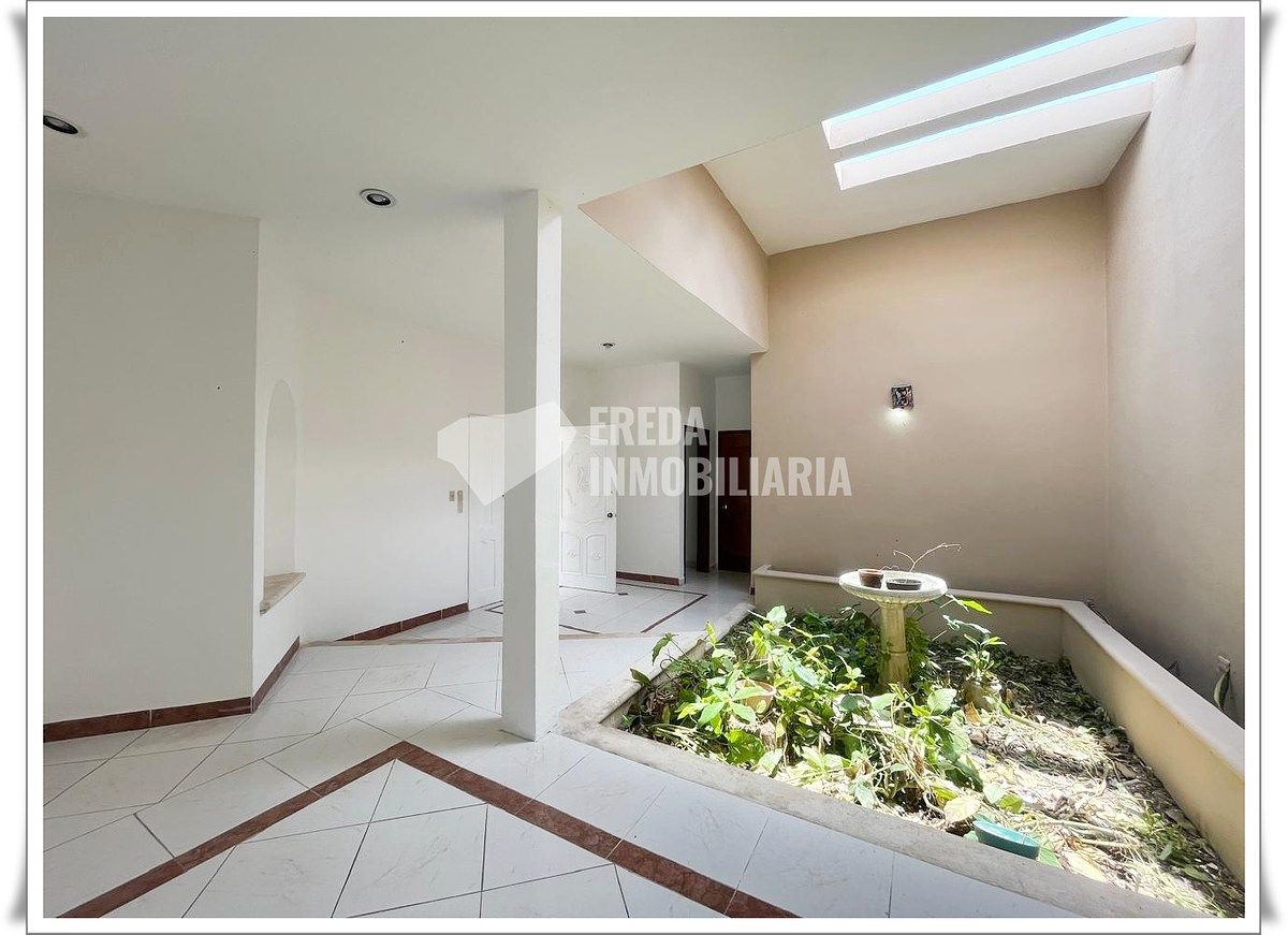 3 of 11: Recibidor con jardín interior