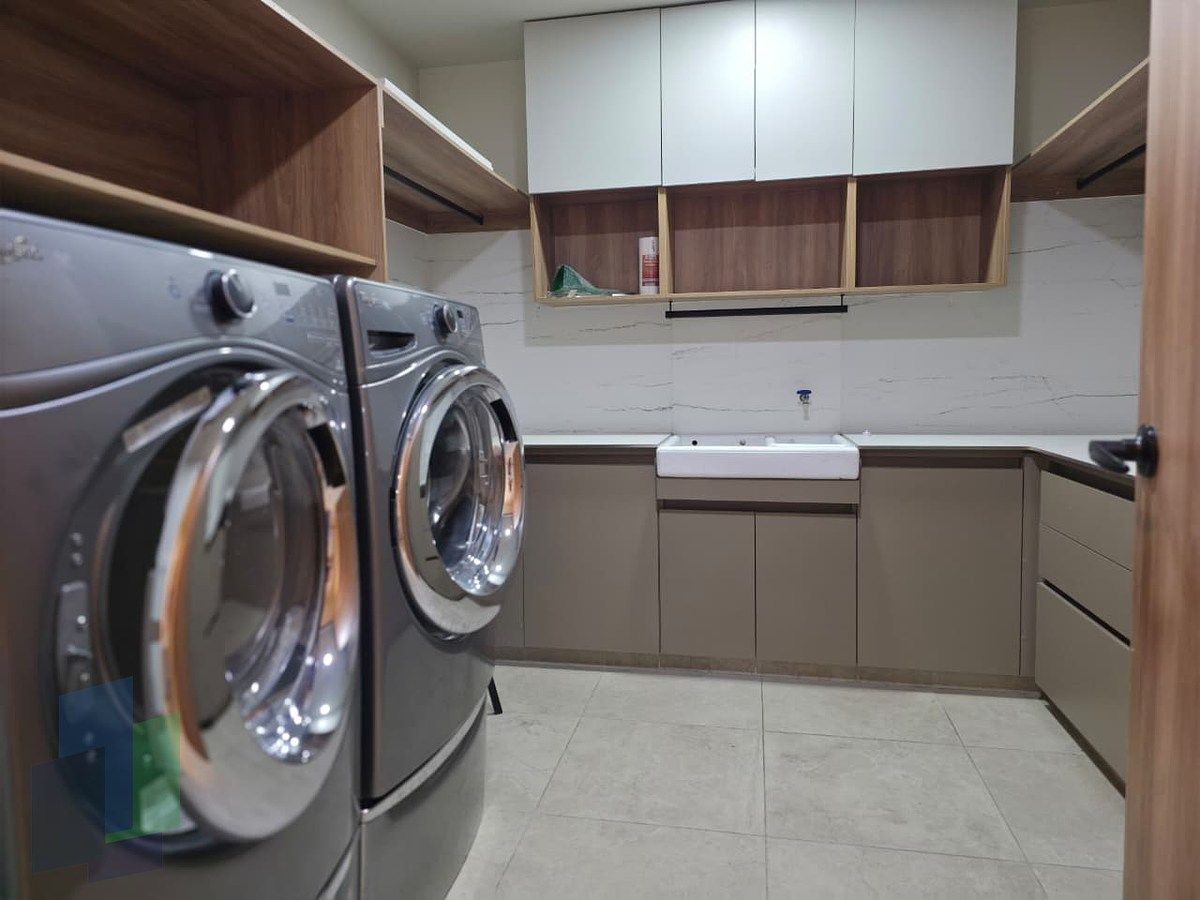 31 de 42: área de lavado + cuarto de servicio con baño