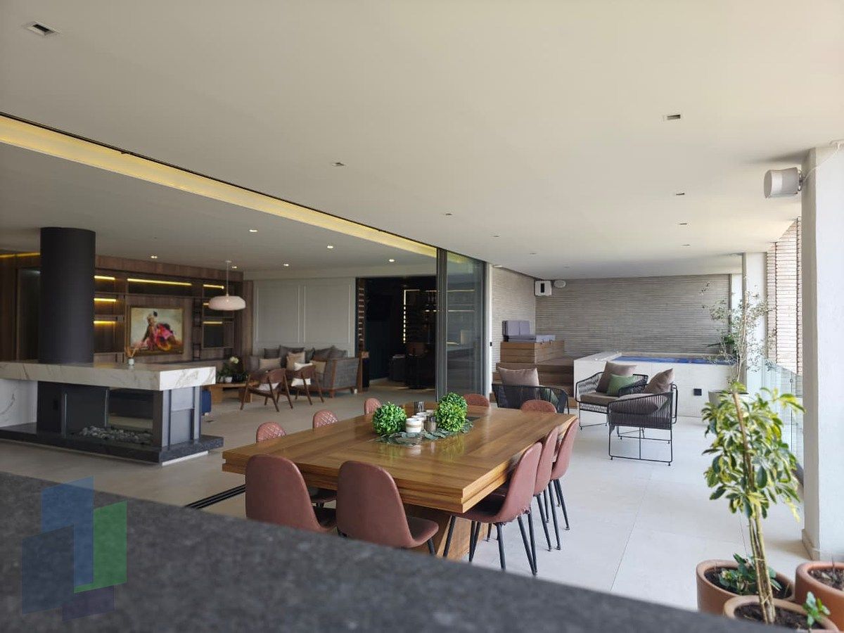 10 de 42: vista desde la terrraza a la sala y jacuzzi