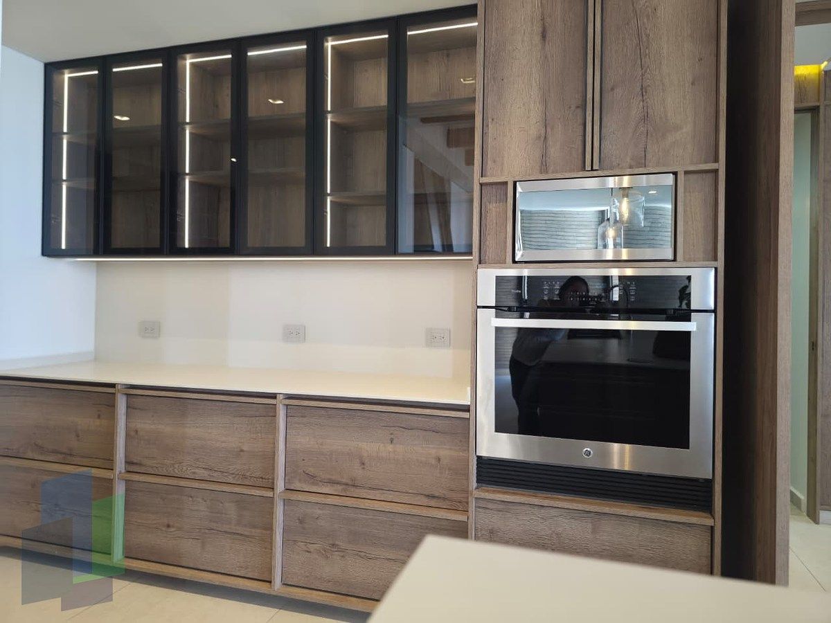 9 de 42: cocina con torre de hornos