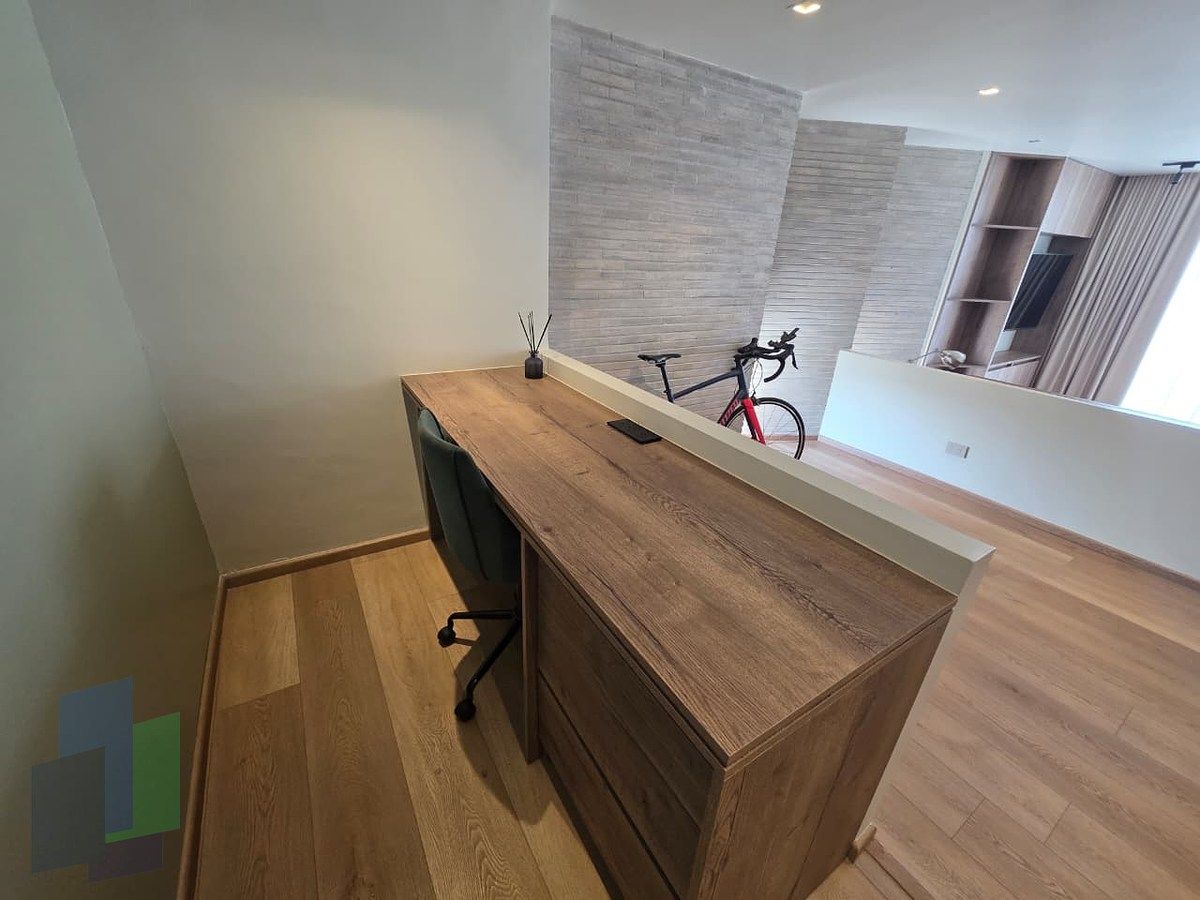 21 de 42: escritorio en recámara principal