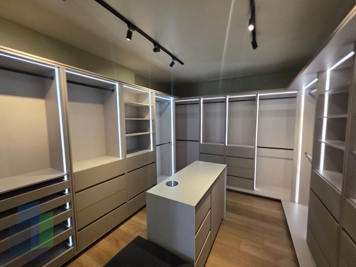 23 de 42: vestidor recámara principal