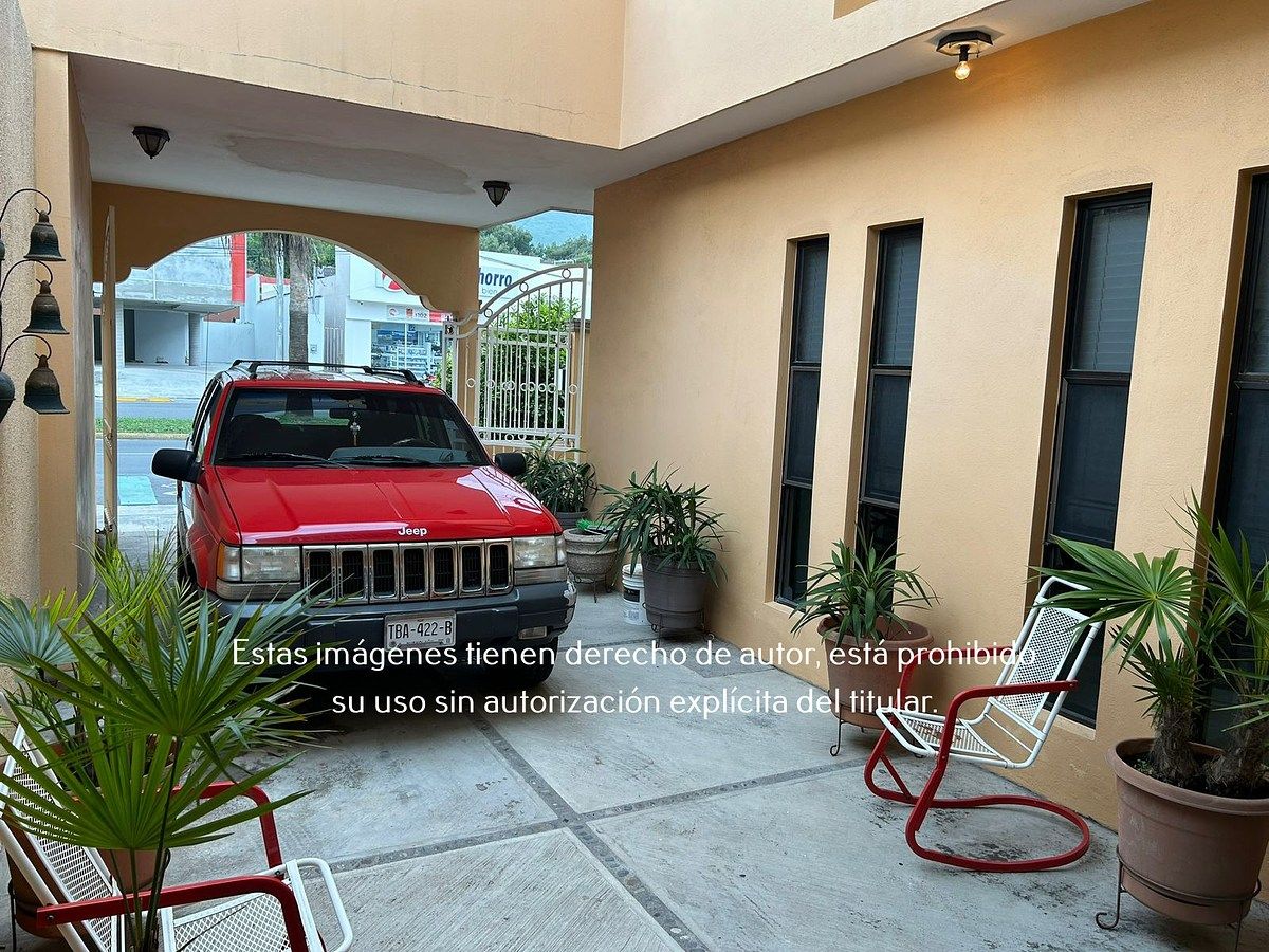 2 de 16: Casa en Venta en Av. Alfonso Reyes – Ubicación Estratégica c