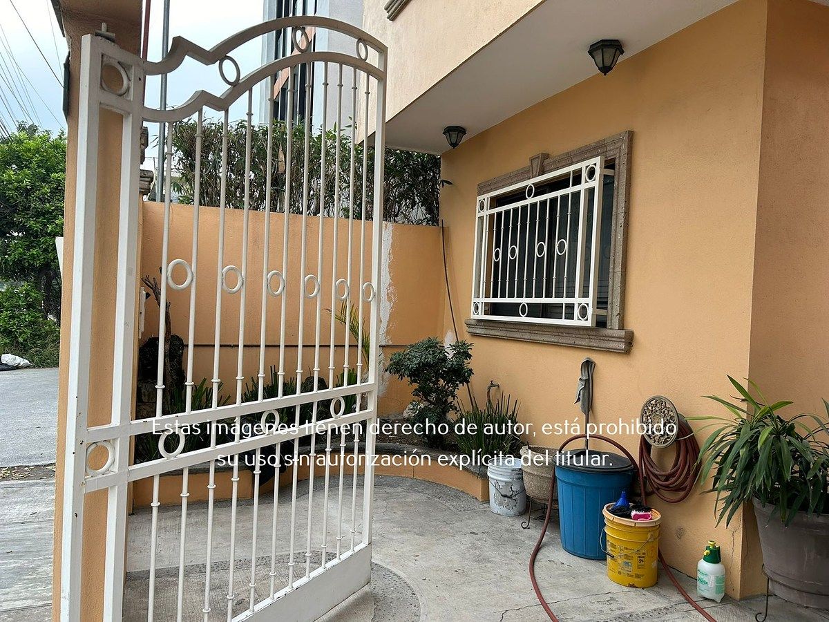3 de 16: Casa en Venta en Av. Alfonso Reyes – Ubicación Estratégica c