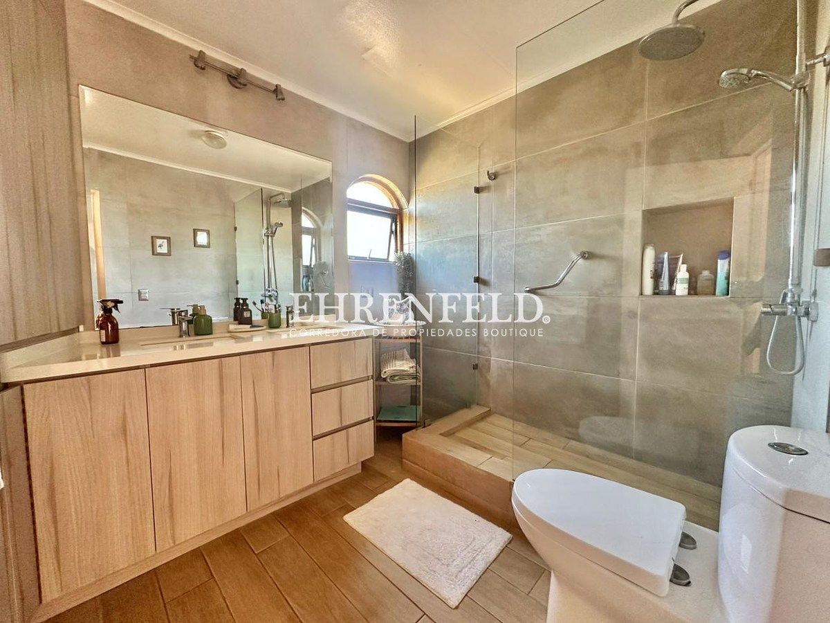 25 de 31: Baño suite.