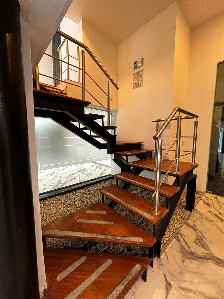 9 of 14: Escalera interna