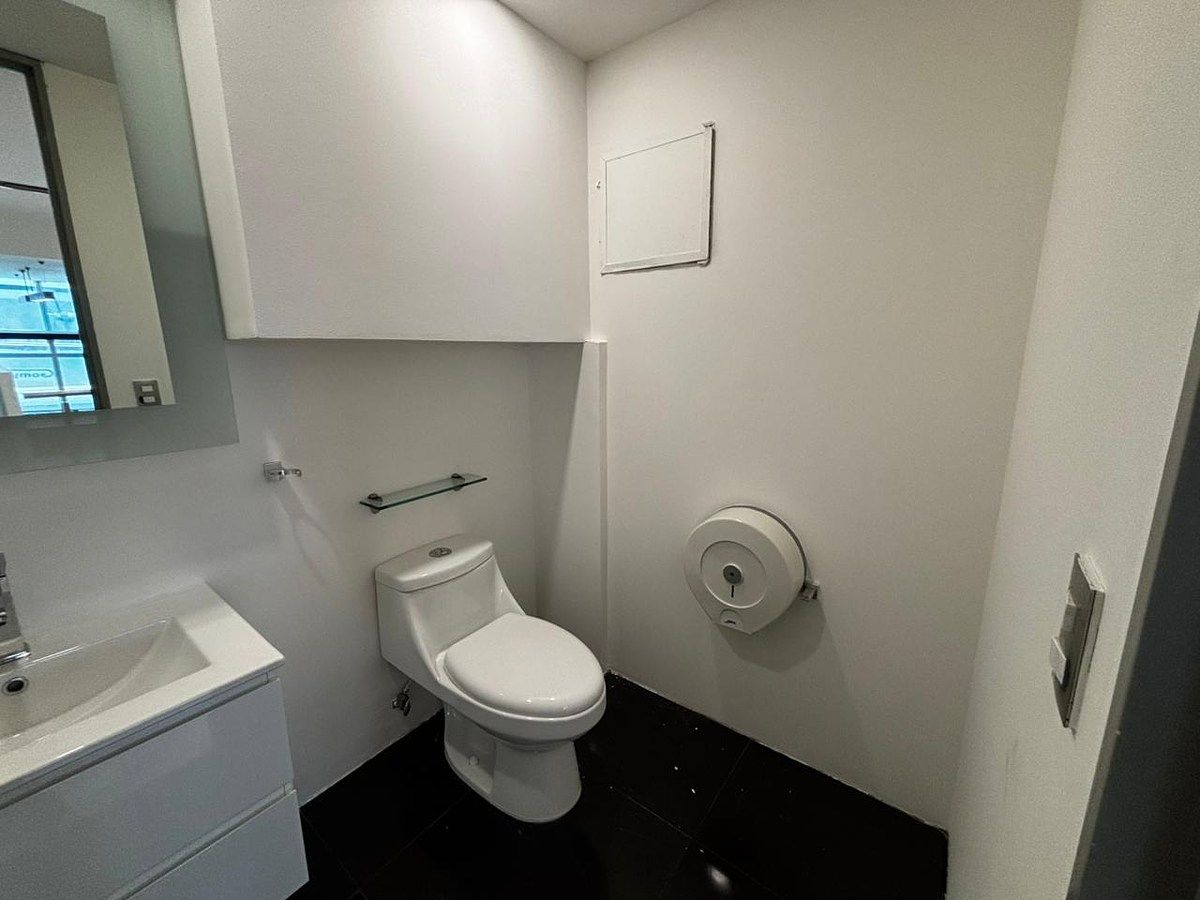 13 of 14: Sanitarios internos