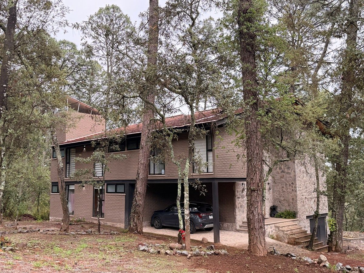 RODEADA DE BOSQUE CASA EN VENTA EN PINARES TAPALPA, photo 1 of 42