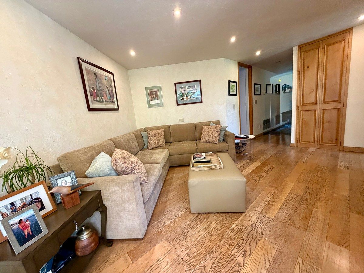 7 de 29: Sala de TV.