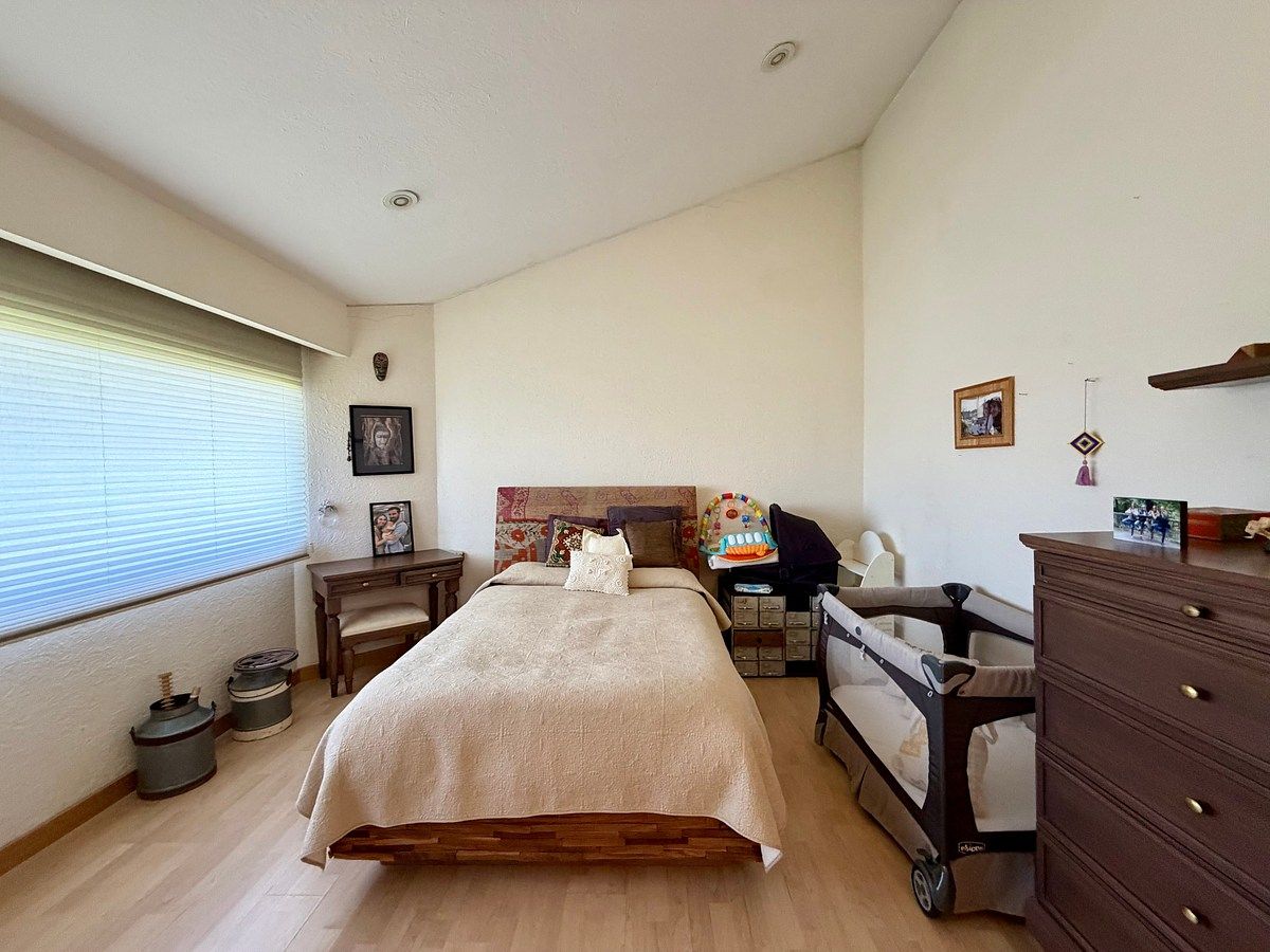 16 de 29: Recámara secundaria con baño y vestidor