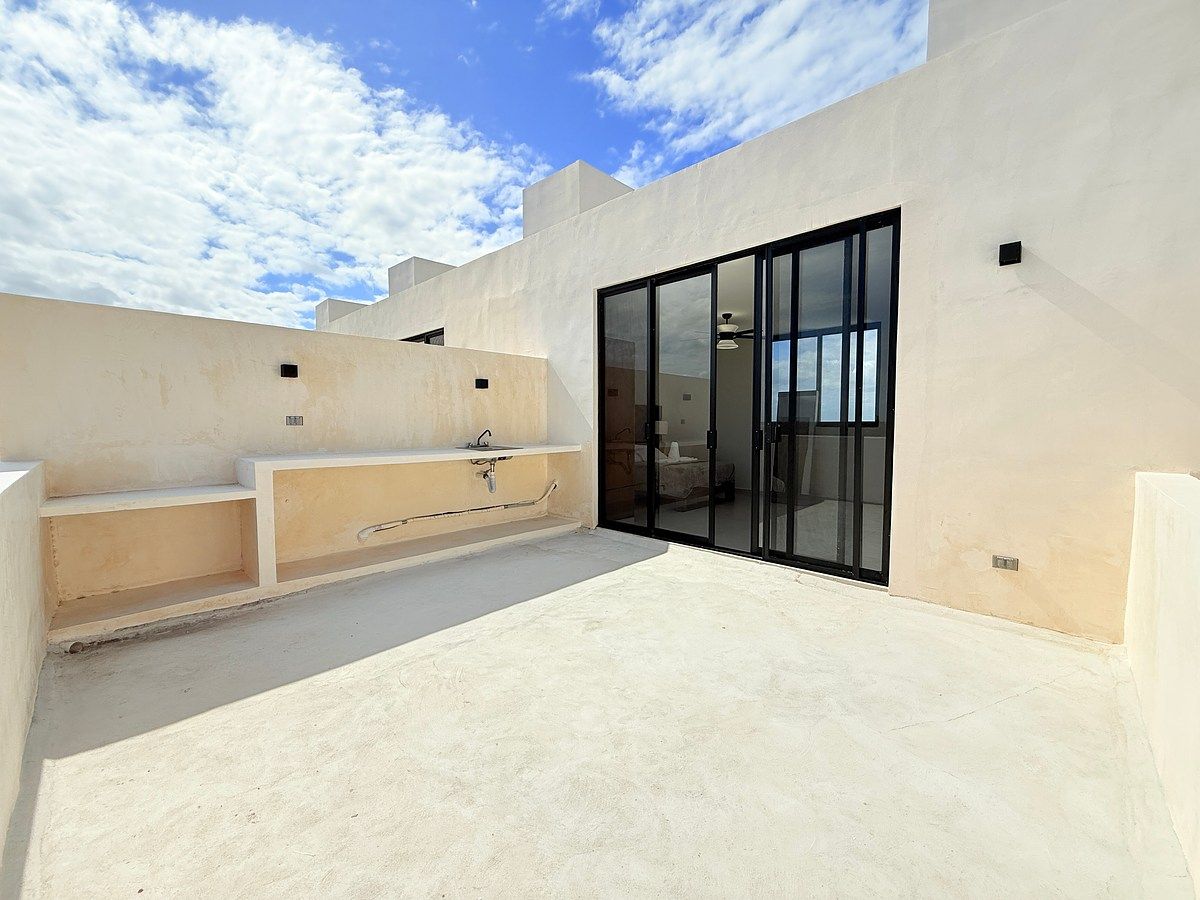 13 of 17: Terraza, Recámara Principal