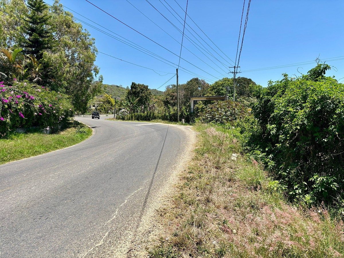 4 of 6: sobre carretera internacional