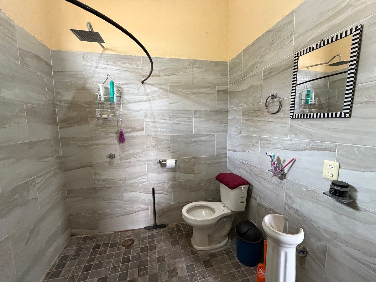 23 de 26: Baño completo dentro de la habitación