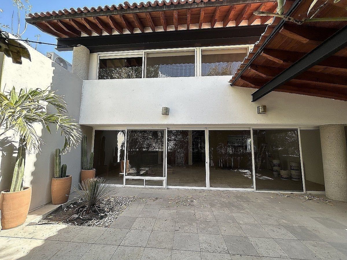 6 of 25: Terraza trasera