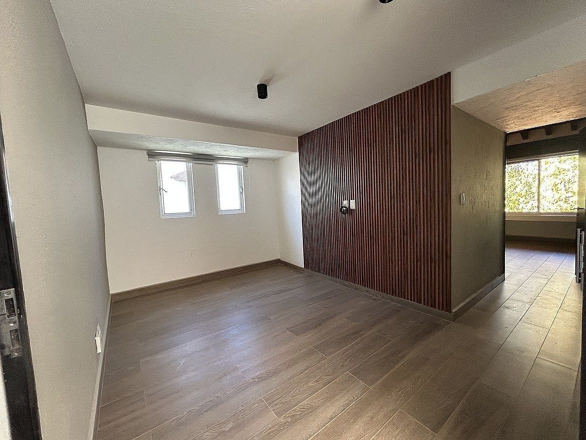 18 of 25: Family Room