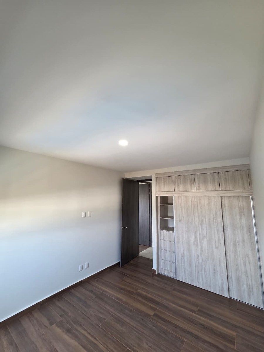 12 of 19: Recamara y el closet