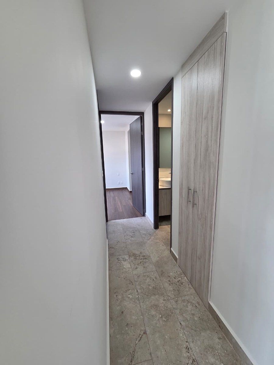 14 of 19: Pasillo, conduce el baño y recamaras