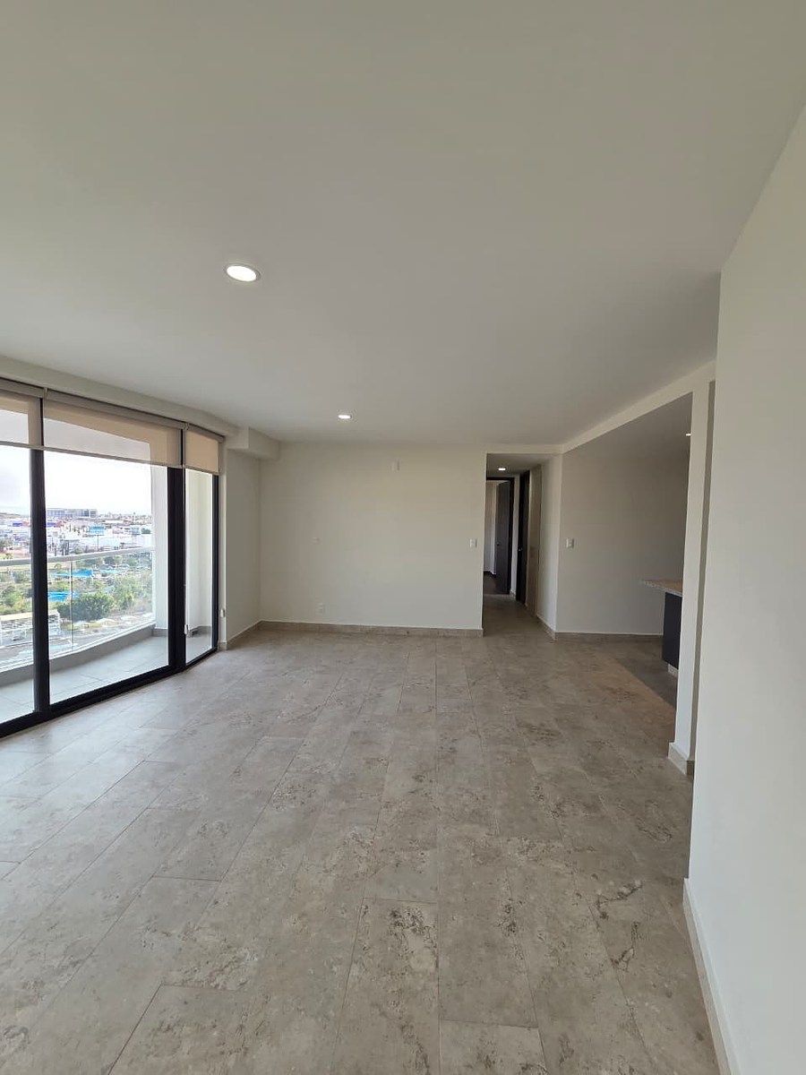 10 of 19: Sala/comedo y pasillo