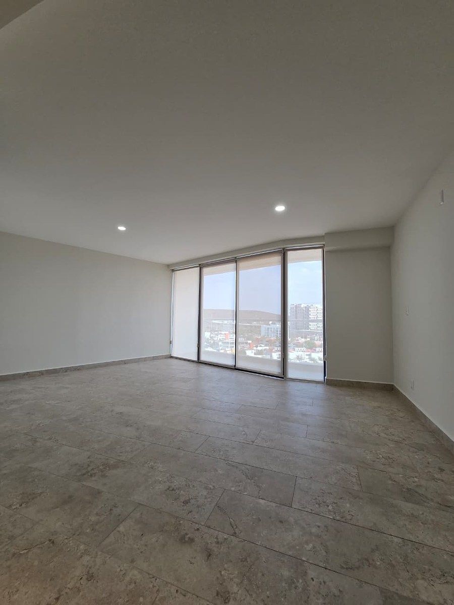 15 of 19: Sala/comedor