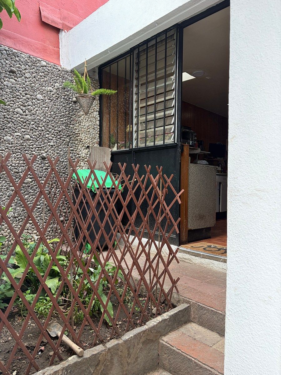 8 de 23: Entrada secundaria a la cocina