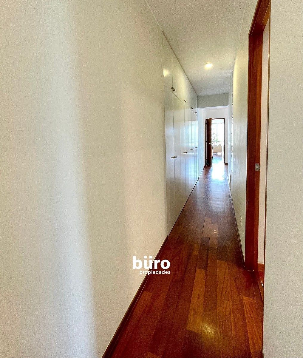17 de 26: Pasadizo en área privada con Amplios closets