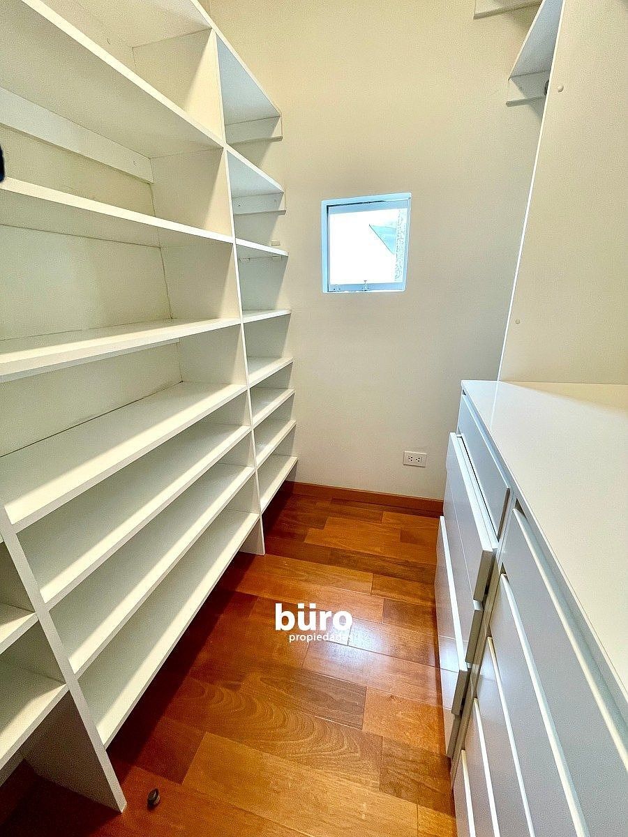 16 de 26: Walk-in closet de Habitación Principal