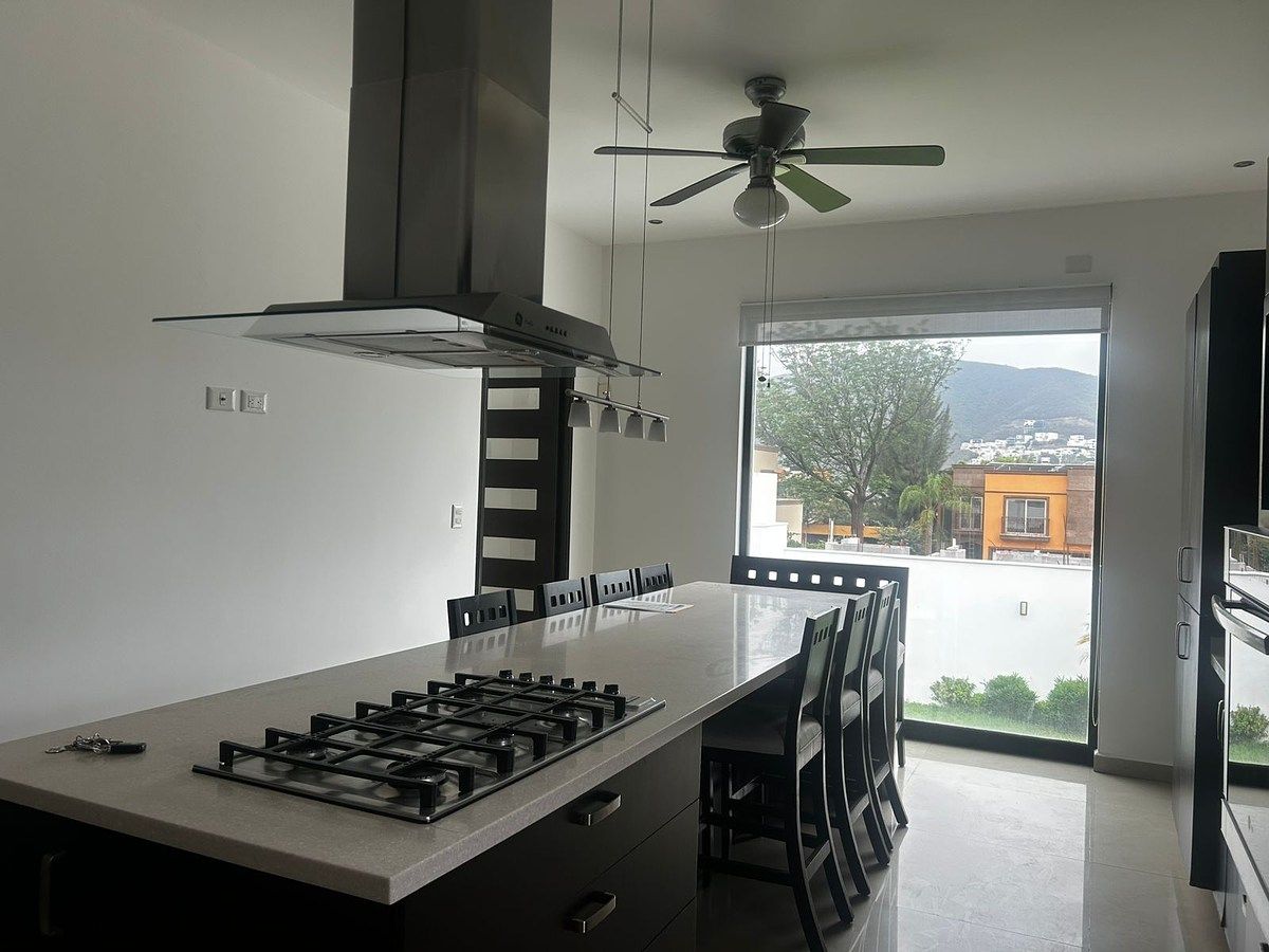 4 de 18: Cocina equipada con isla y antecomedor