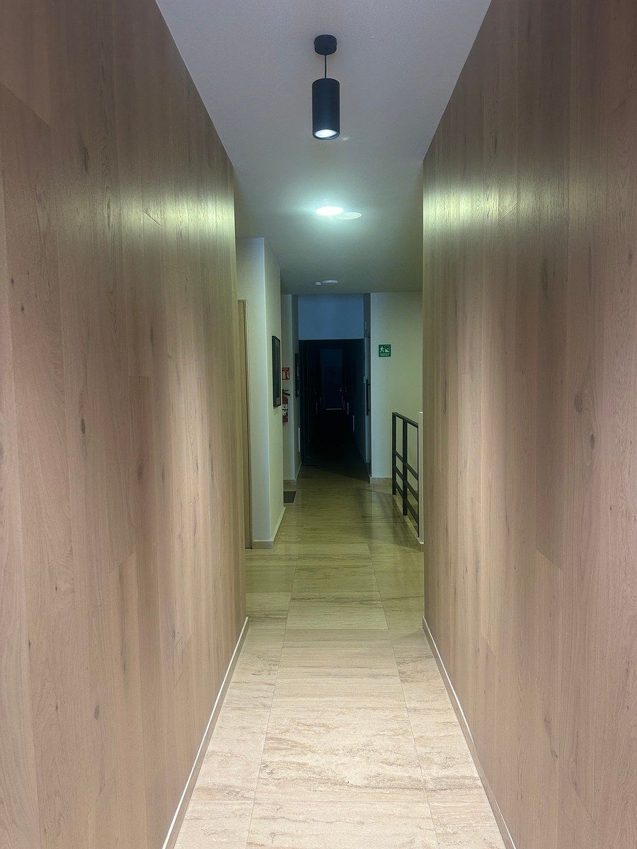 4 de 26: Pasillo afuera Deoto.