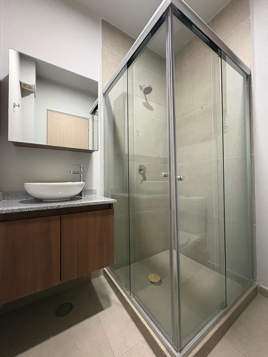 13 of 20: Baño que comparten