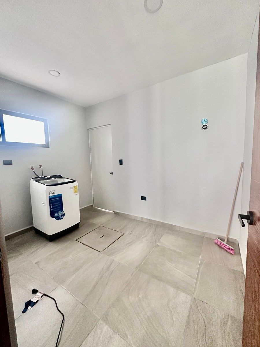 14 of 39: Salida de cuarto de lavado a pasillo de servicio y baño