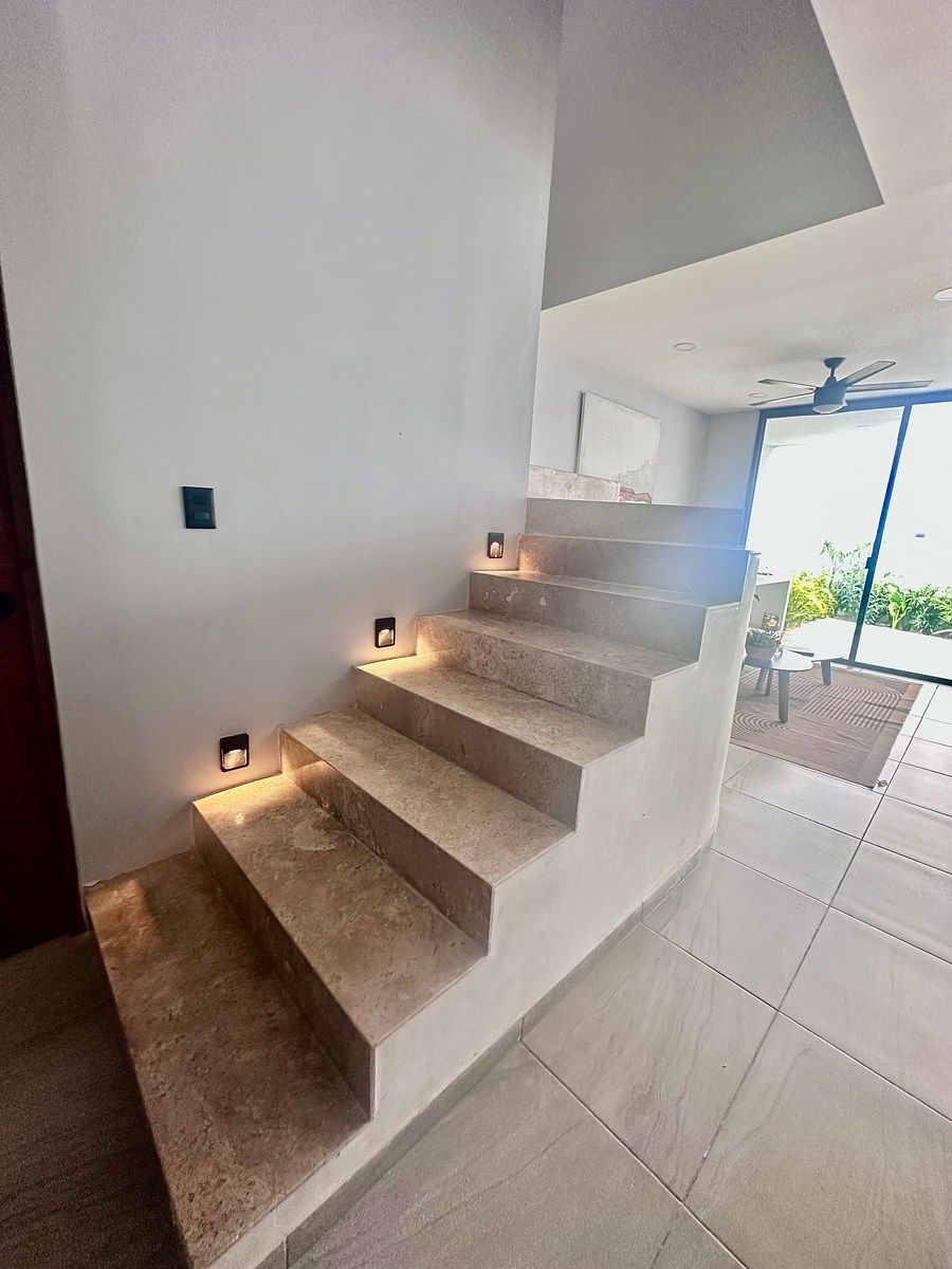 6 of 39: Escaleras iluminadas