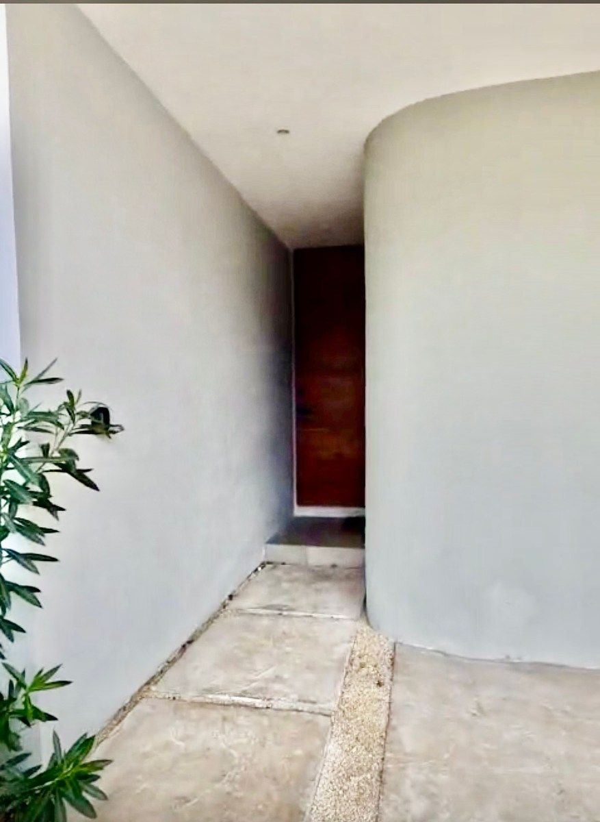 3 of 39: Entrada principal