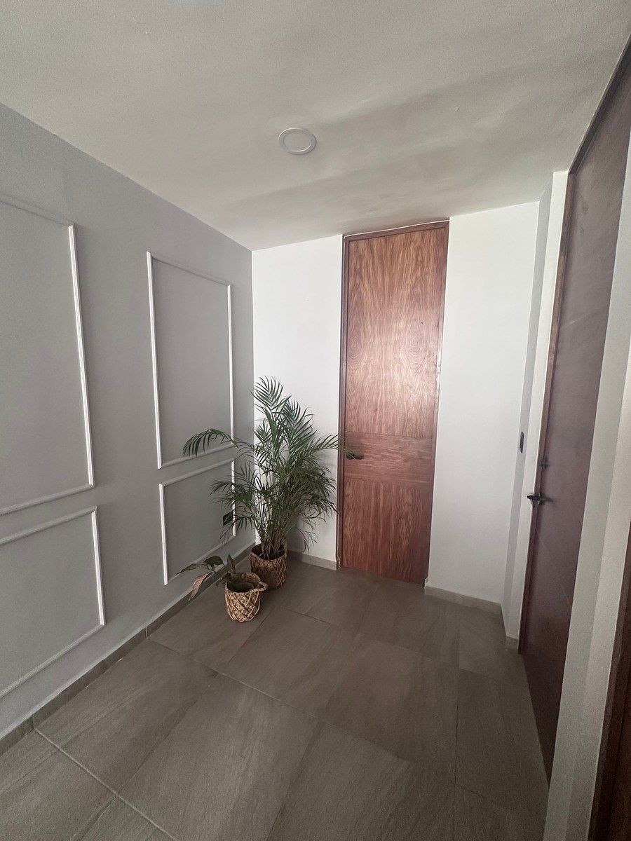 5 of 39: Entrada y 1/2 baño visitas