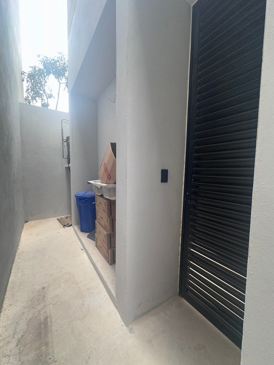 39 of 39: Pasillo de servicios  y acceso desde cochera