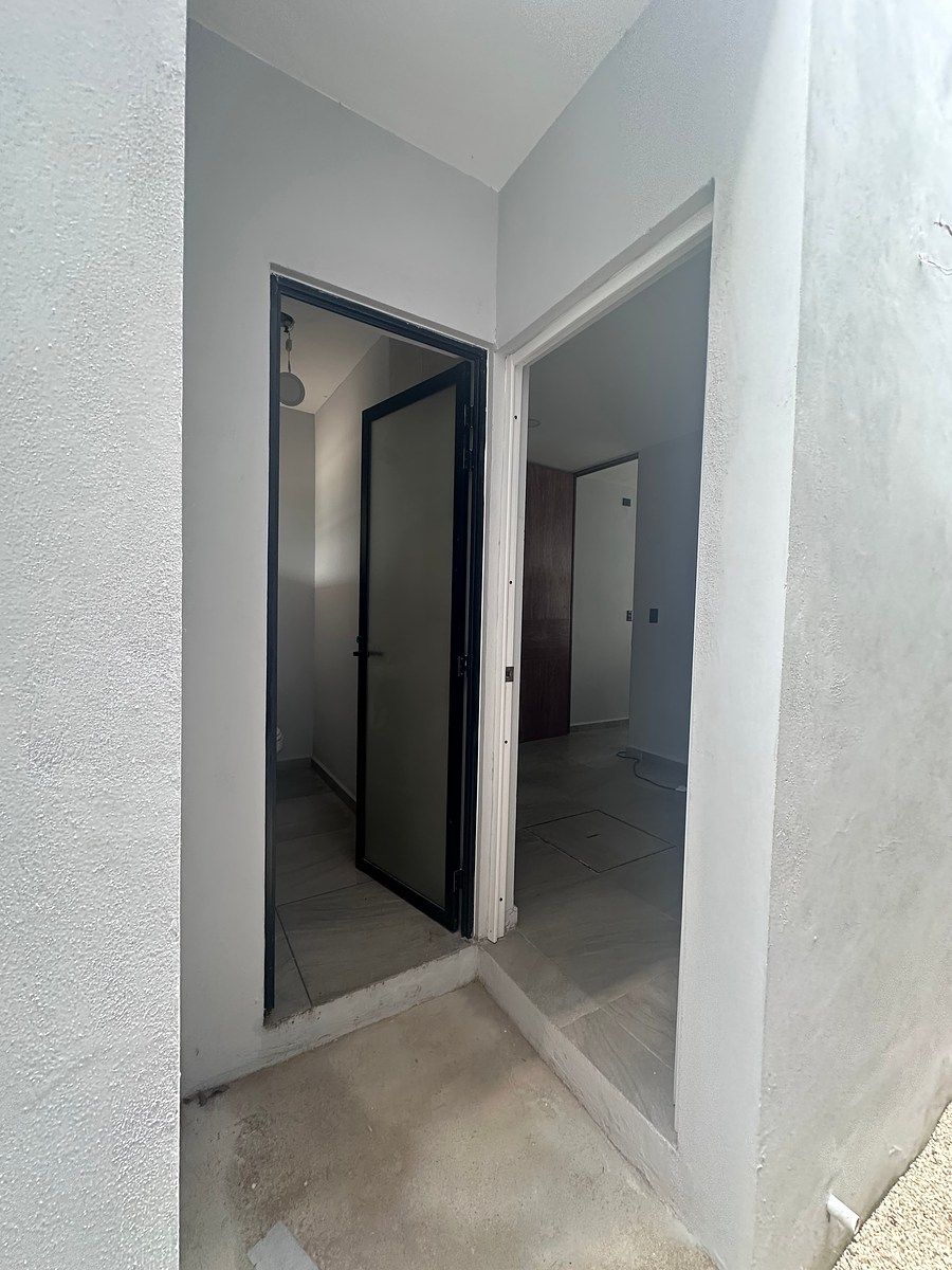 38 of 39: Salida a pasillo de servicios y baño de servicio