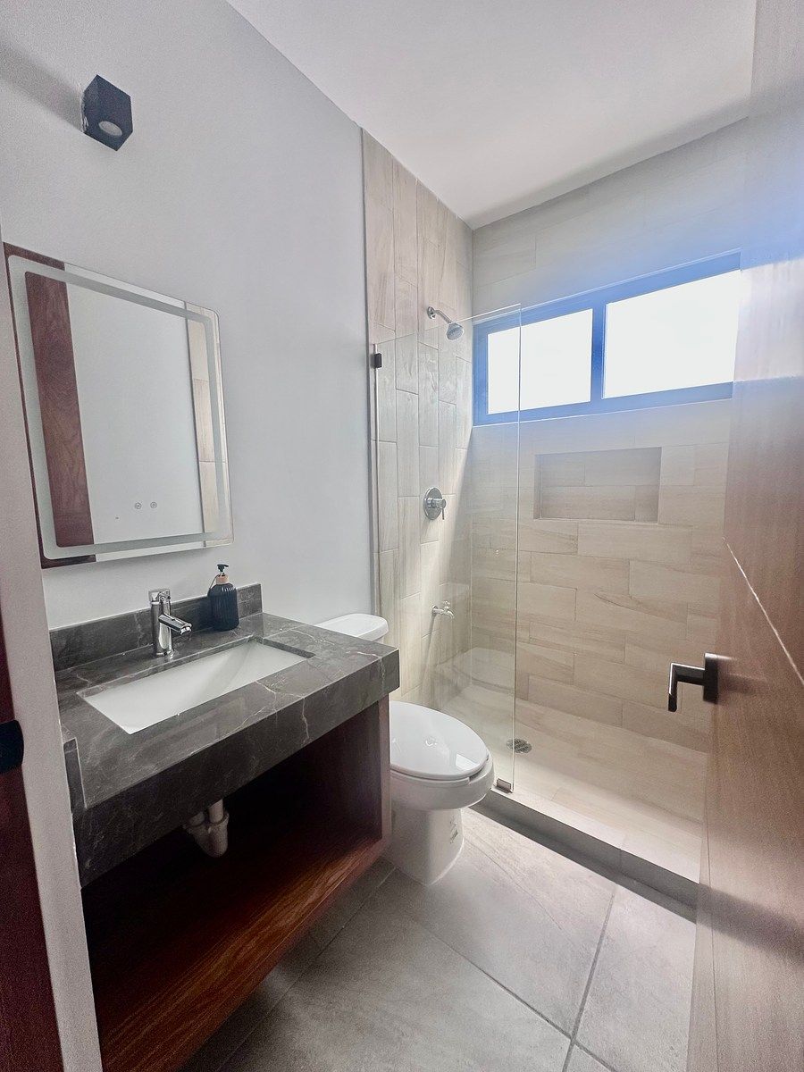 23 of 39: Baño de habitaciones secundaria