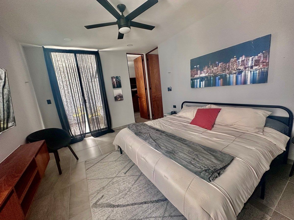 28 of 39: Habitación principal con balcón