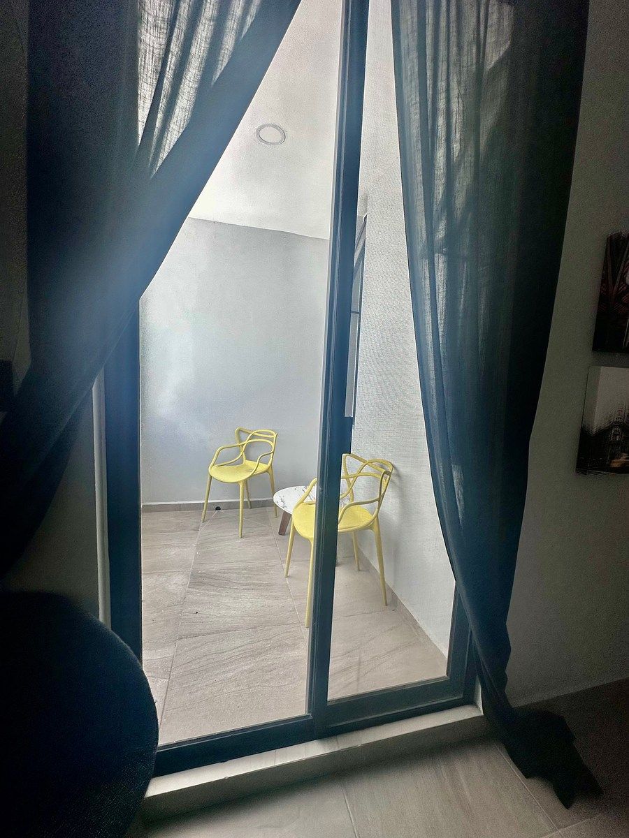 33 of 39: Balcón de habitación principal