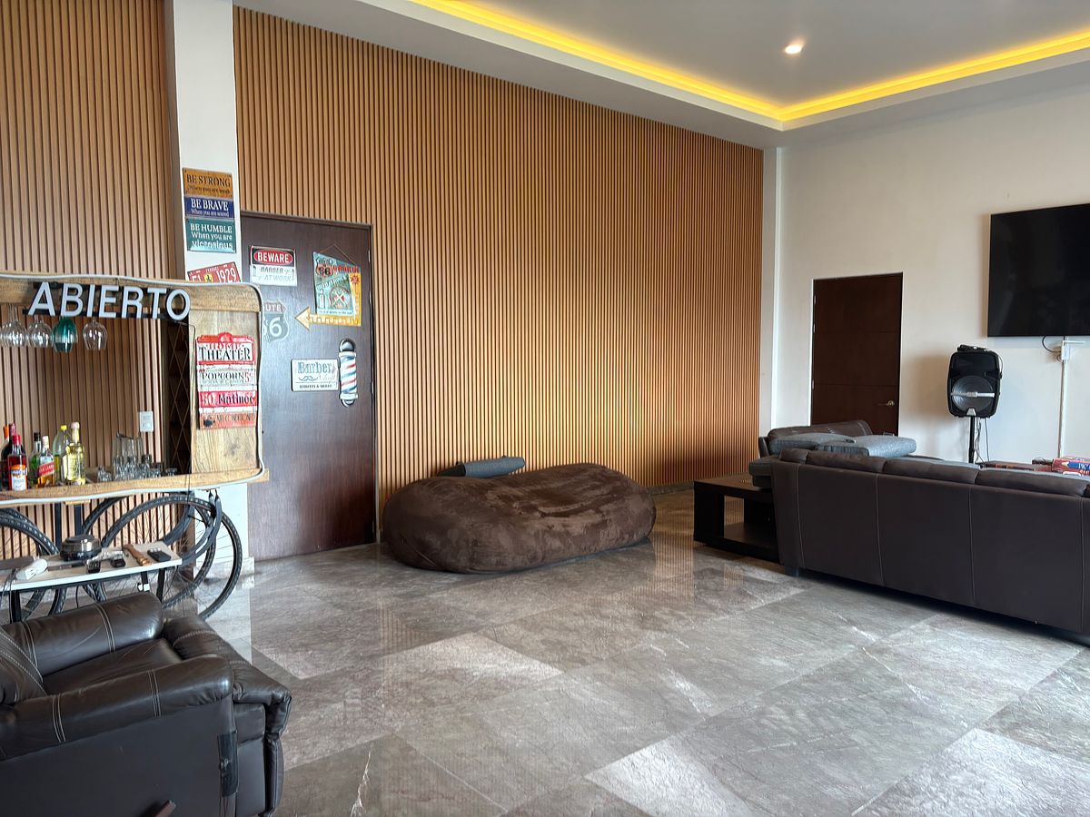 22 de 27: Salon de fiestas & juegos