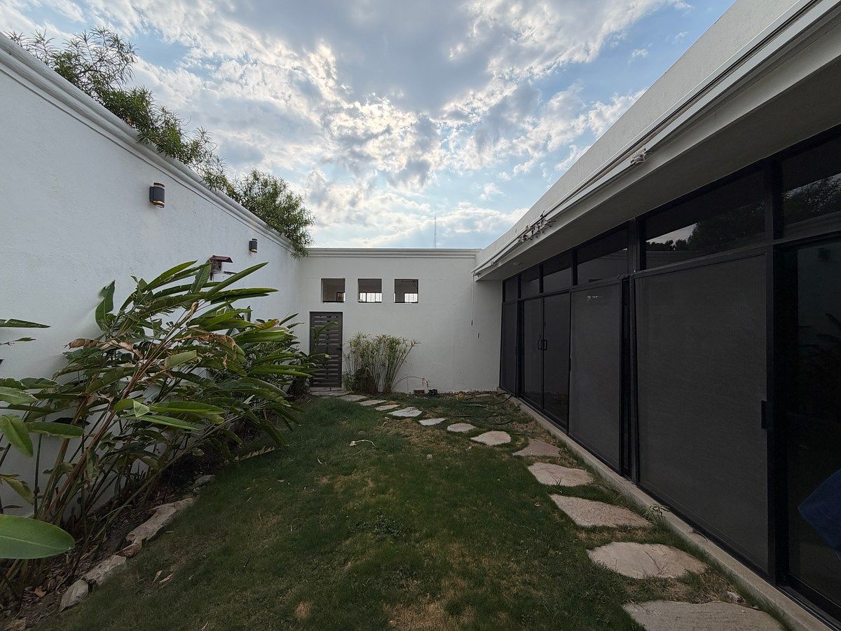 2 de 20: Patio anterior