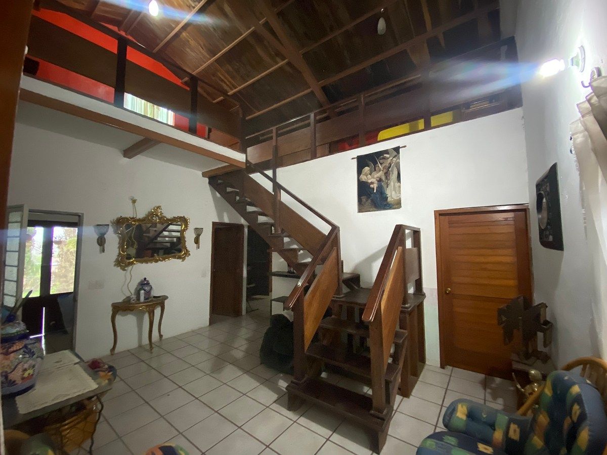 8 de 9: sala  y área de recamaras en plana baja