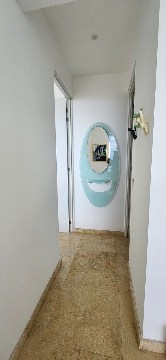 20 de 25: Pasillo a habitación de visitas