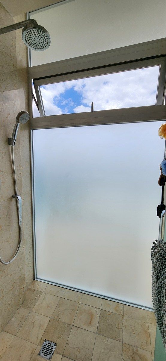 15 de 25: Regadera de baño principal.