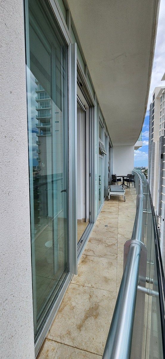 16 de 25: Balcón desde recámara principal hasta sala