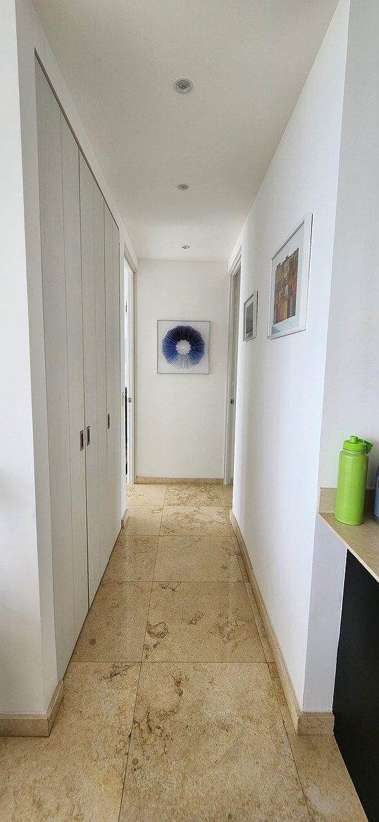 11 de 25: Pasillo con clóset de blancos.