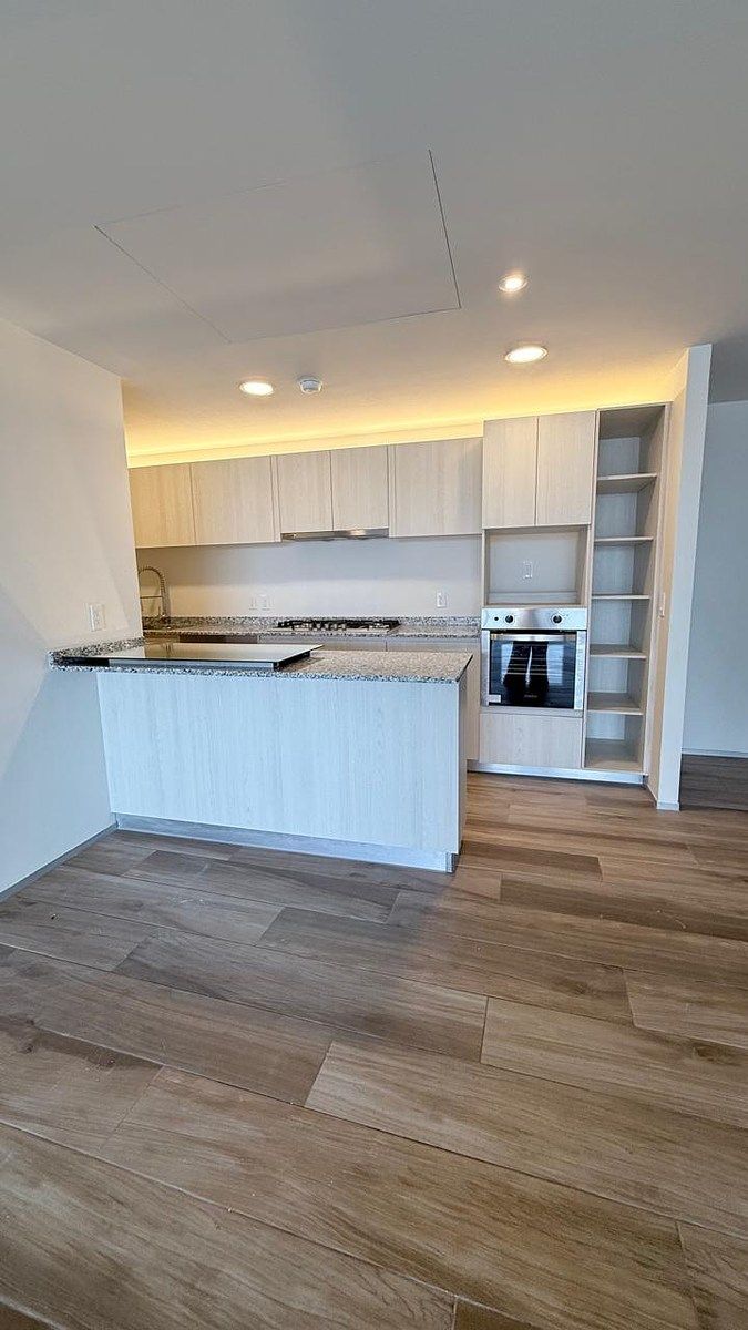 22 de 31: Cocina integral con barra de granito