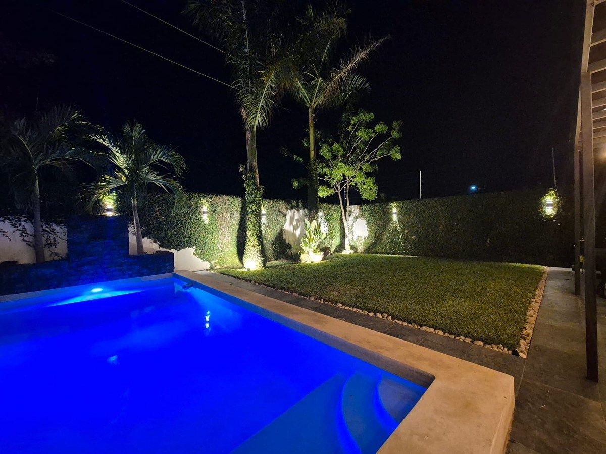 19 de 29: PISCINA Y JARDIN NOCHE