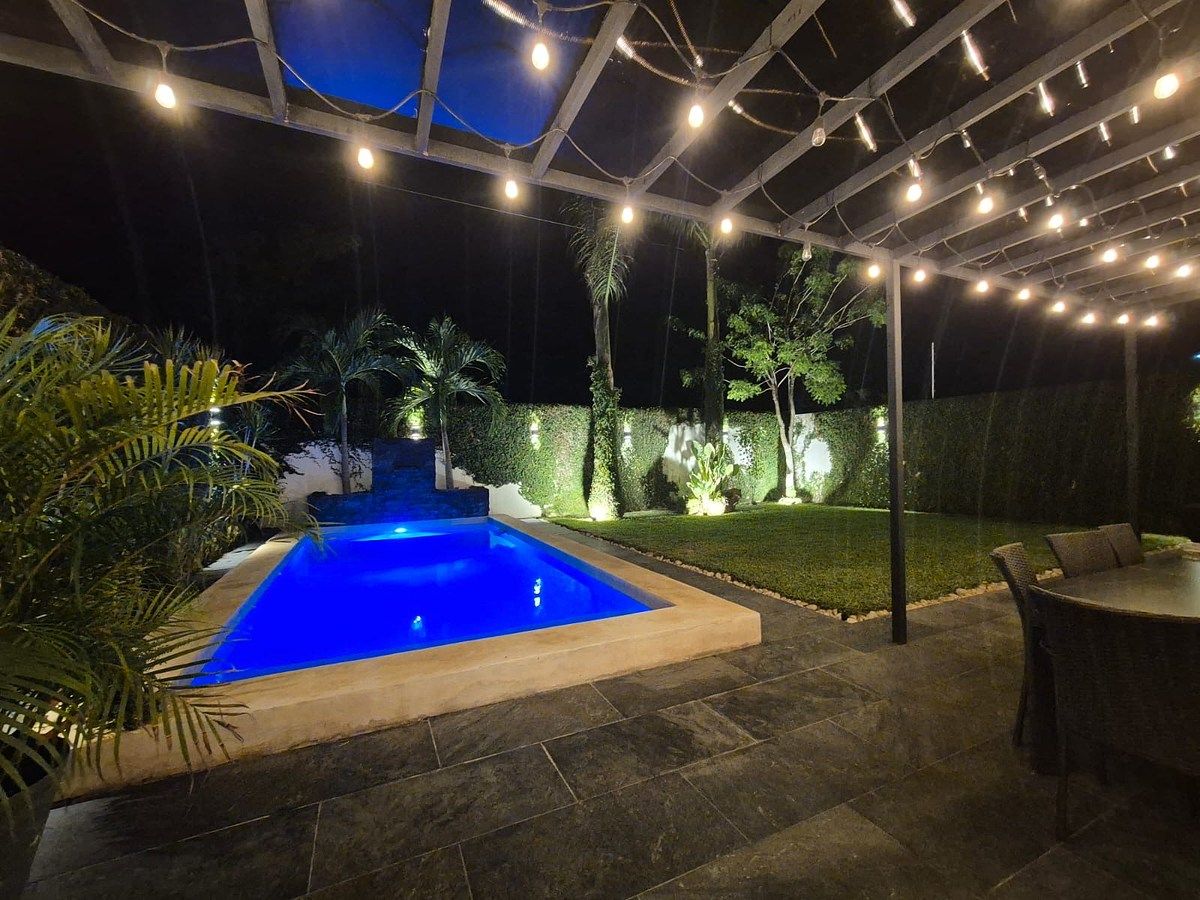 21 de 29: PISCINA Y PERGOLA EN LA NOCHE