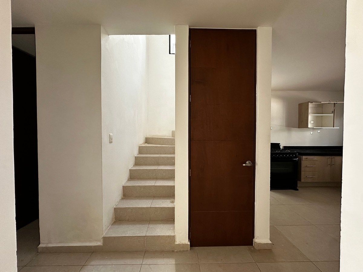 5 de 25: escaleras, alacena y cocina